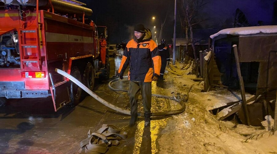 В дачном секторе Южно-Сахалинска 9 пожарных тушили бесхозное строение